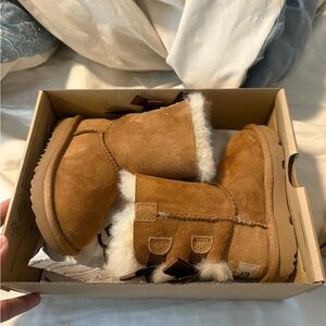 Very good used condition Bailey Bow II UGG BOOTS